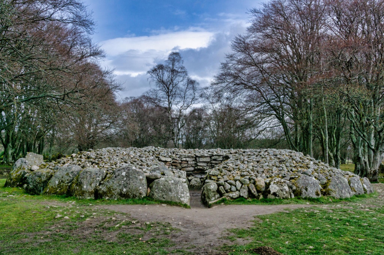 Clava Cairns — Bronze Age passage cairns