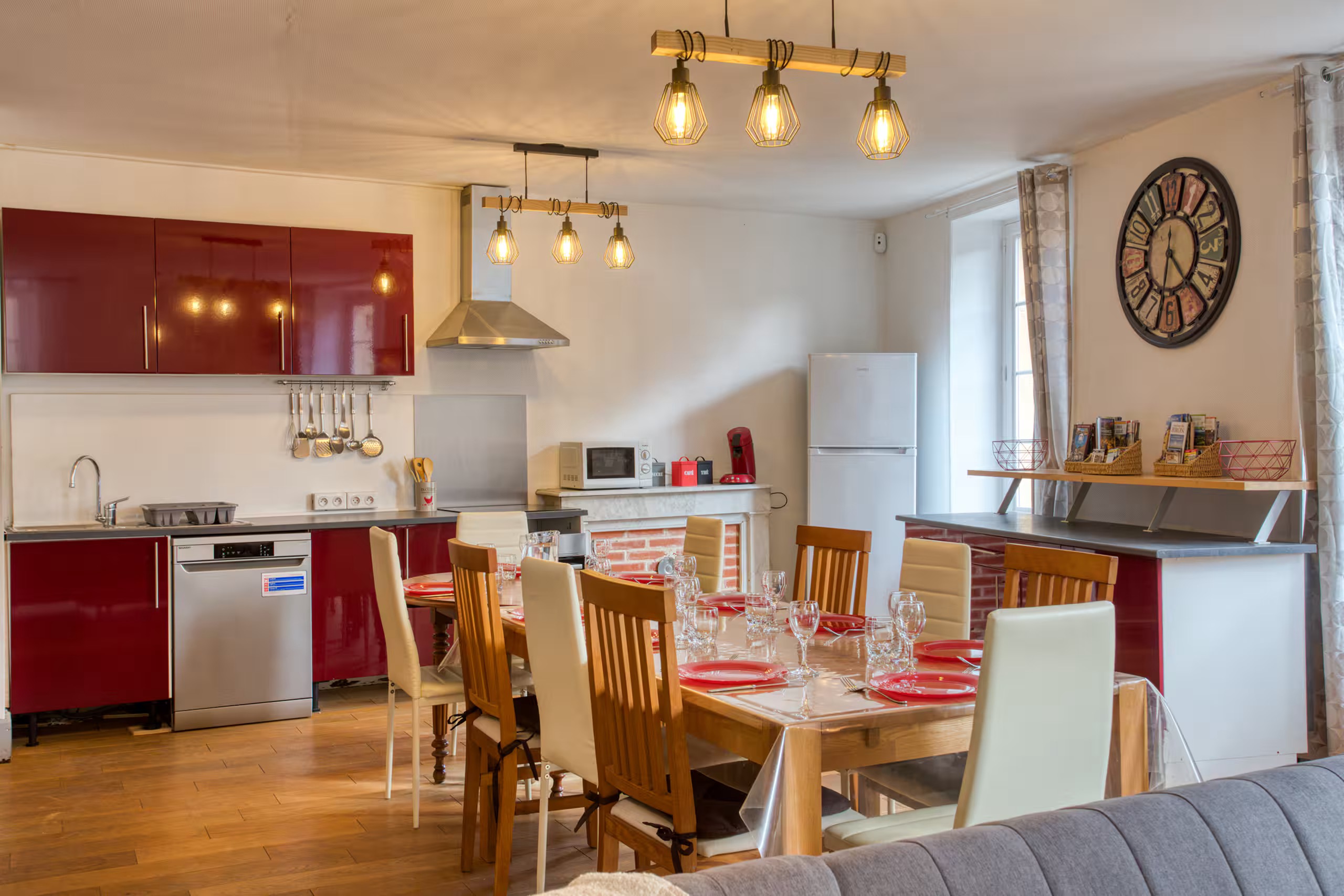 The salon and the long table